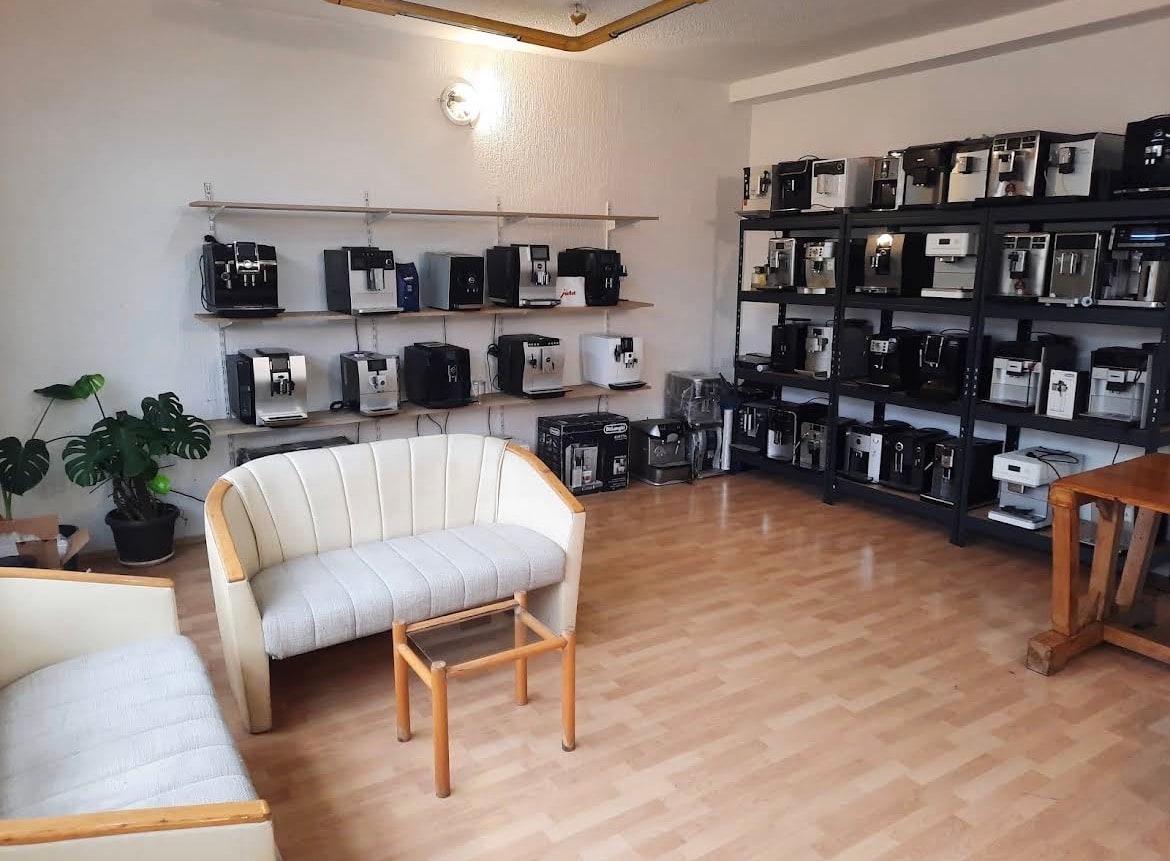 Izložbeni prostor Espressino sa policama punim espresso aparata